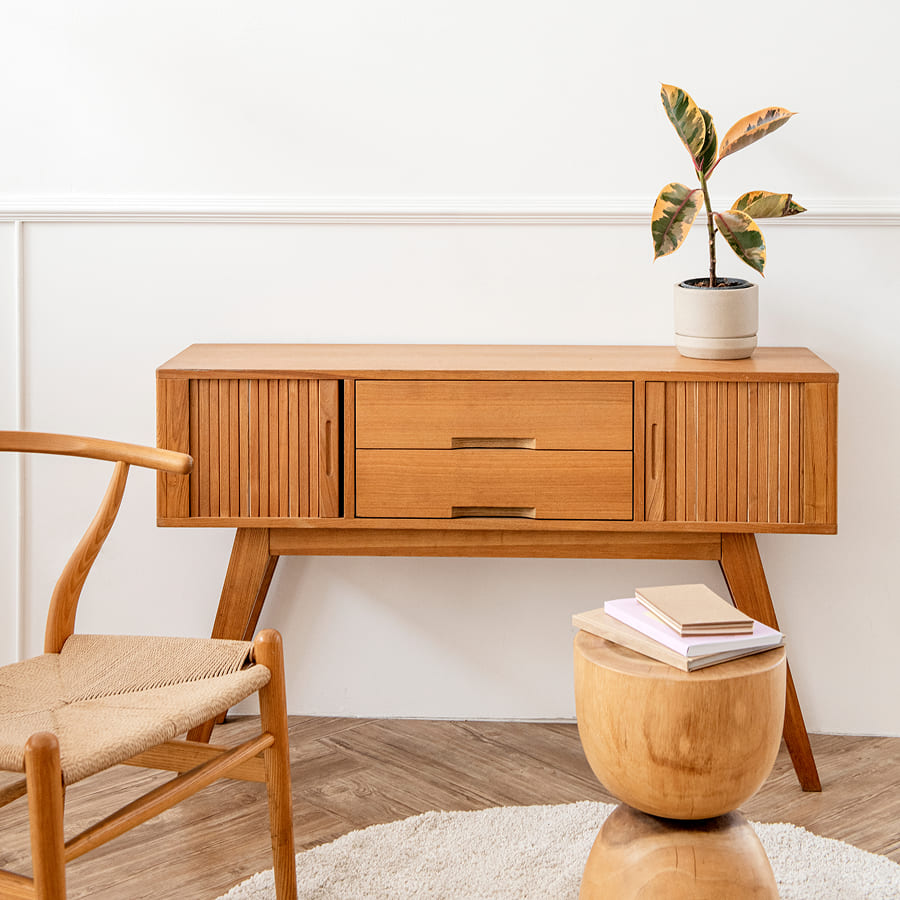 Деревянная мебель в комнате